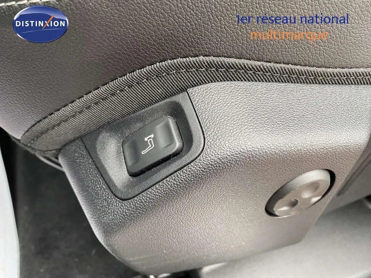 Gros plan sur le bouton de réglage électrique du siège en cuir noir de l'Opel Grandland X gris Moai Metal.