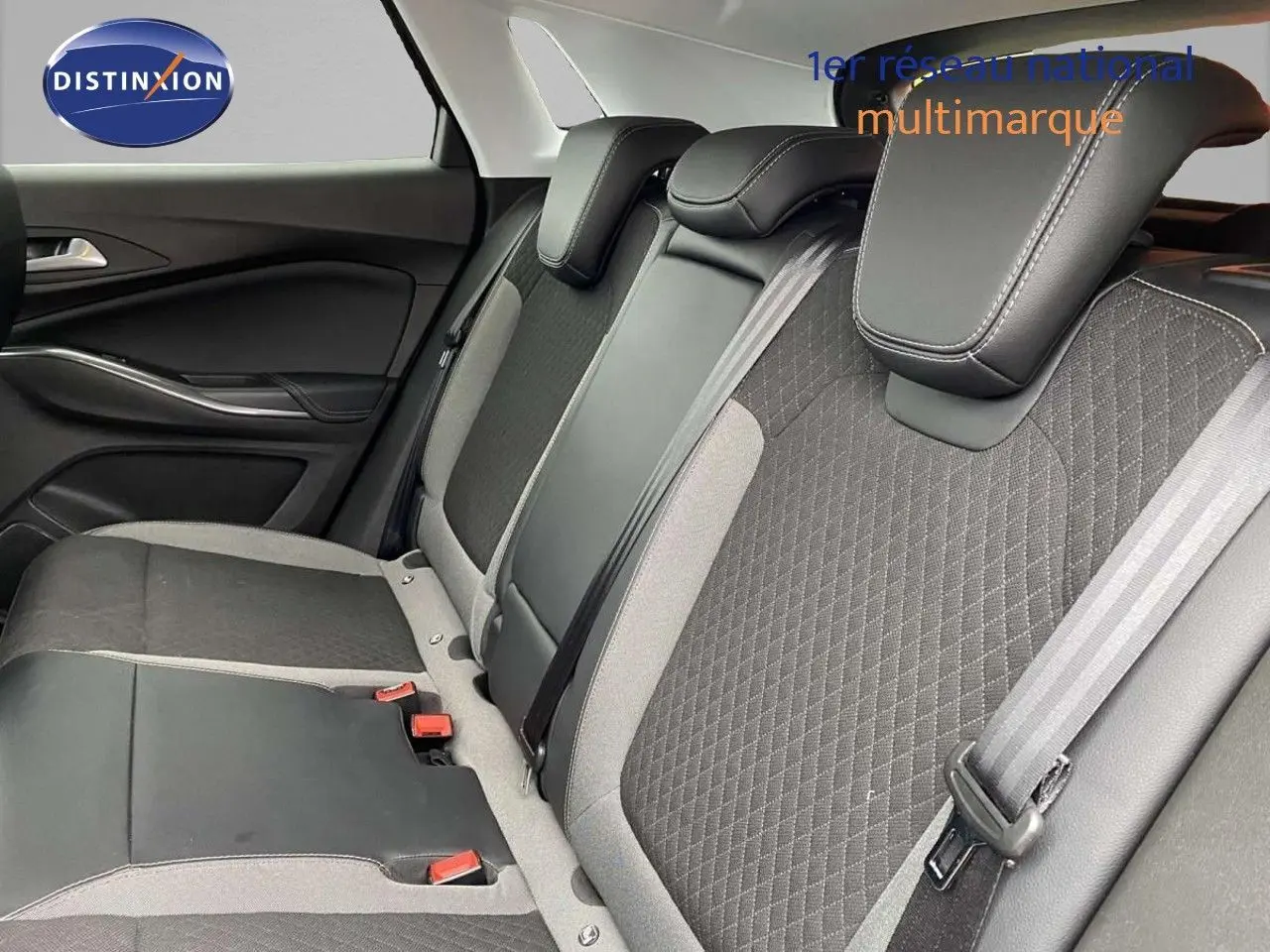 Vue intérieure du siège arrière droit de l'Opel Grandland X 1.6 Hybrid Turbo 2021 avec sellerie tissu et cuir noir.