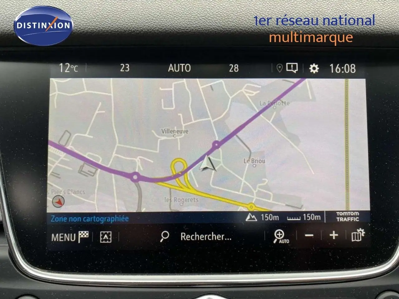 Écran de navigation GPS de l’Opel Grandland X gris Moai Metal, affichant une carte routière en intérieur.