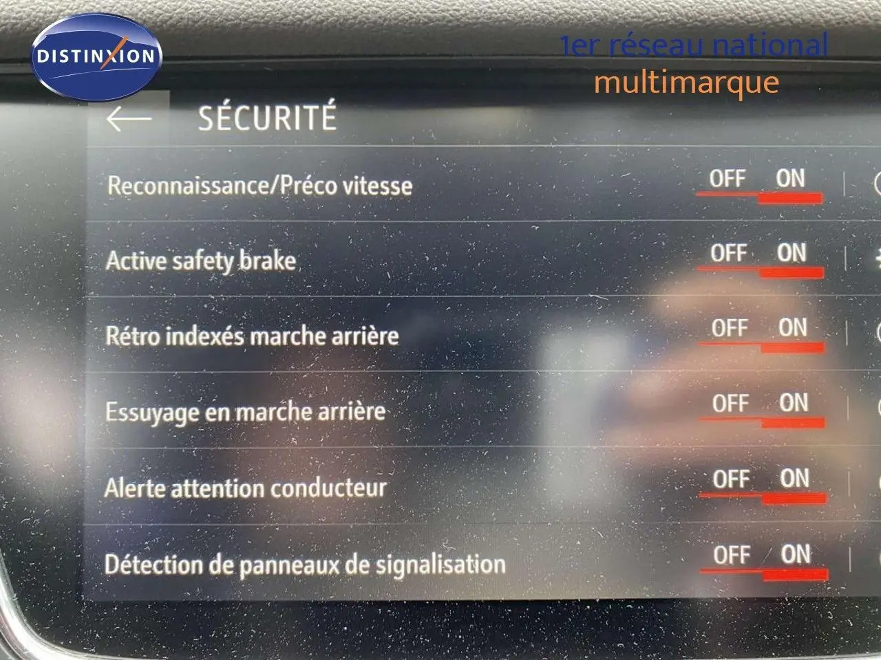 Écran tactile du système de sécurité d'une Opel Grandland X gris Moai, affichant les options d'aide à la conduite activées.