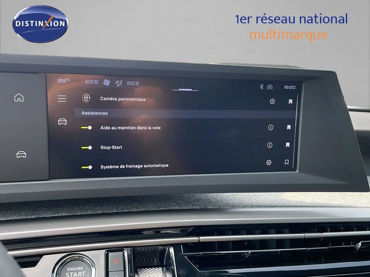 Écran central tactile du Peugeot 3008 Hybrid 136ch Allure 2025 affichant les aides à la conduite.