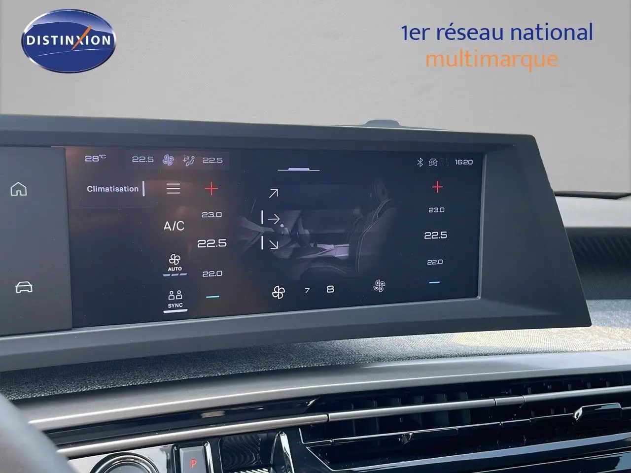 Écran tactile du tableau de bord du Peugeot 3008 Hybrid 136ch Allure, affichant la climatisation et les réglages intérieurs.