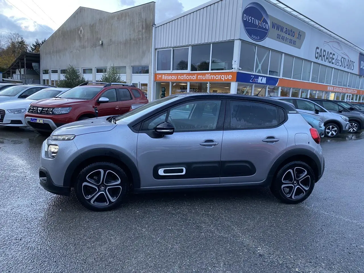 Profil côté gauche d'une Citroën C3 2022 gris Artense avec Airbump noir et jantes alu 16 pouces diamantées.