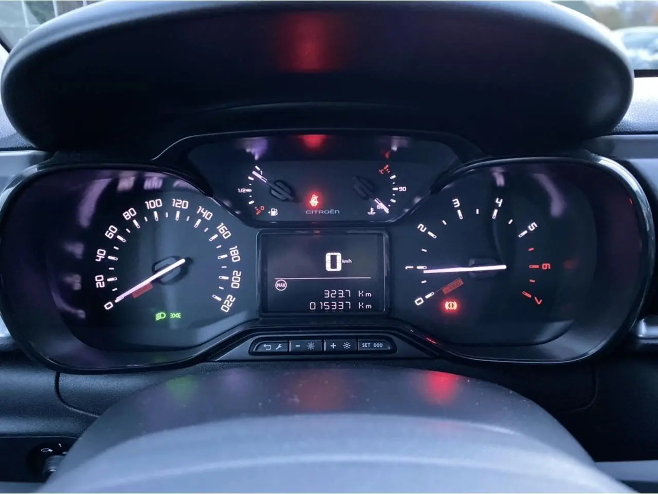 Vue rapprochée du tableau de bord digital de la Citroën C3 2022, affichant vitesse et compteurs lumineux.