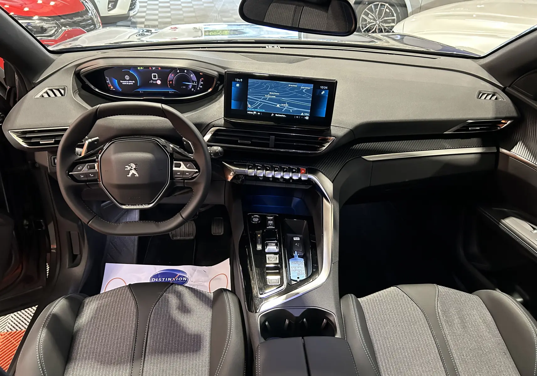 Vue intérieure avant du Peugeot 5008 Gris Platinium 2024, tableau de bord numérique et écran tactile central avec navigation.