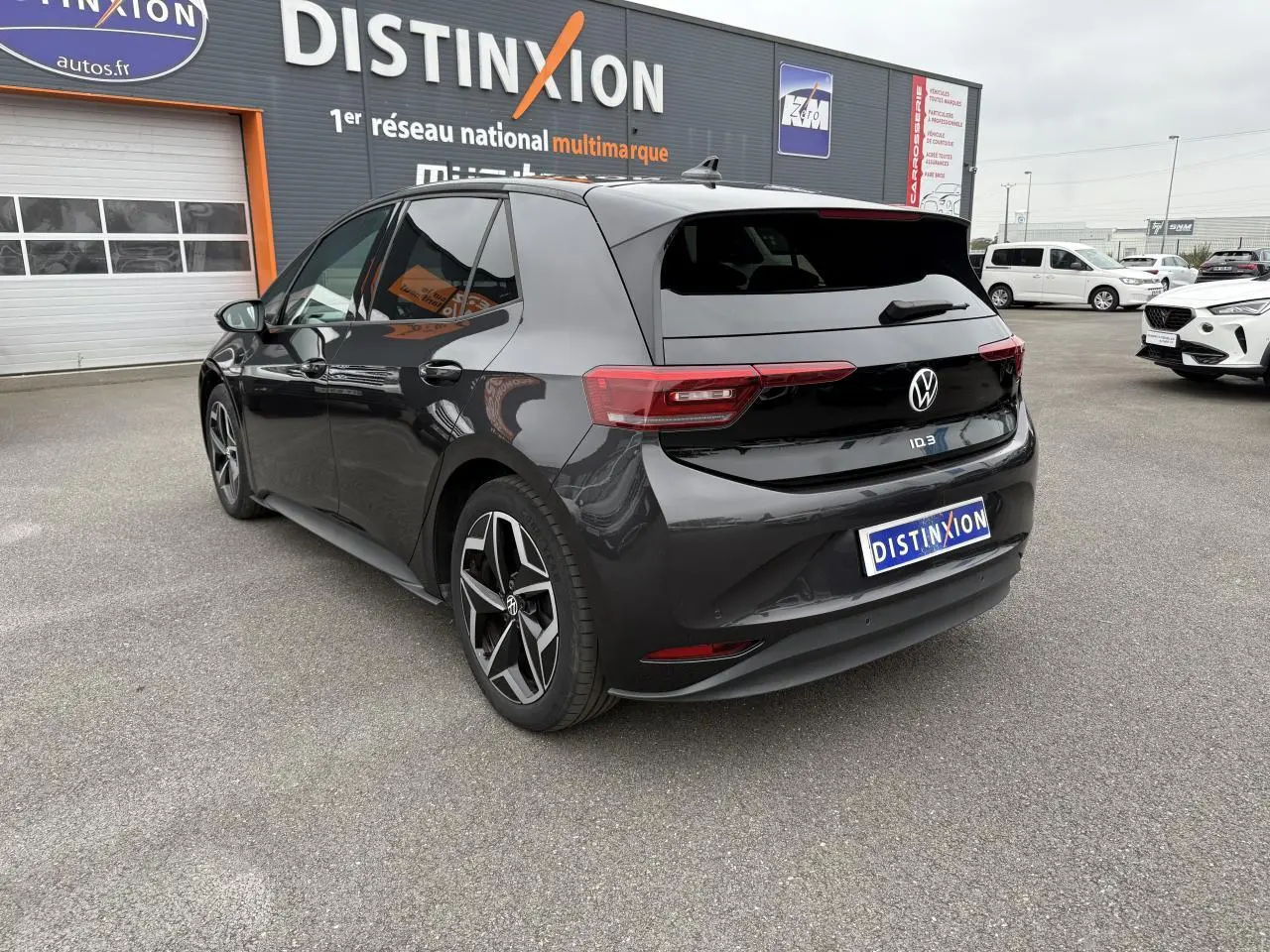 Volkswagen ID.3 Pro S gris manganèse vu de trois quarts arrière droit avec jantes bi-colores et vitres surteintées.