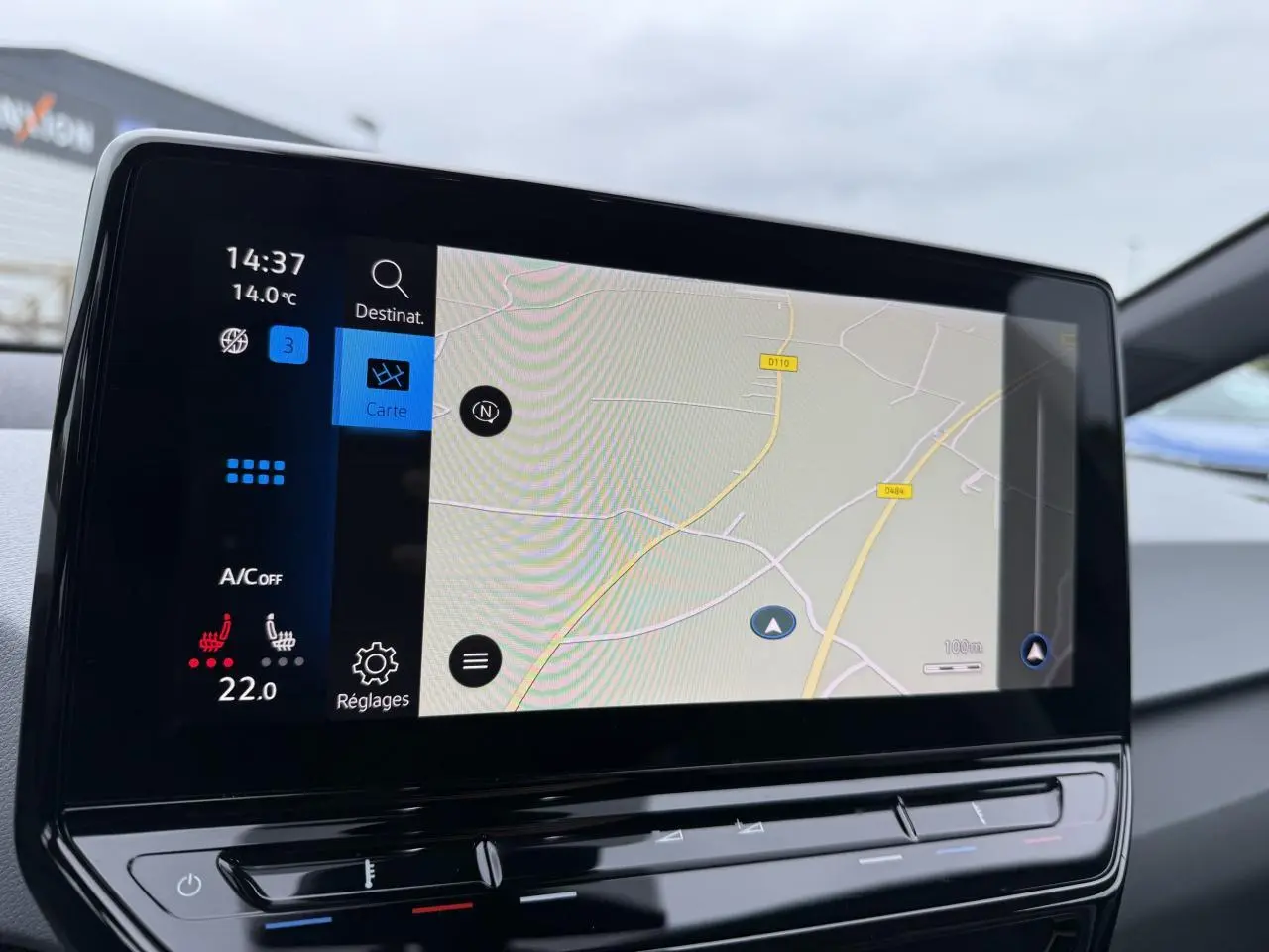 Écran tactile central du tableau de bord du Volkswagen ID.3 Pro S 77 kWh affichant la navigation et les réglages de climatisation.