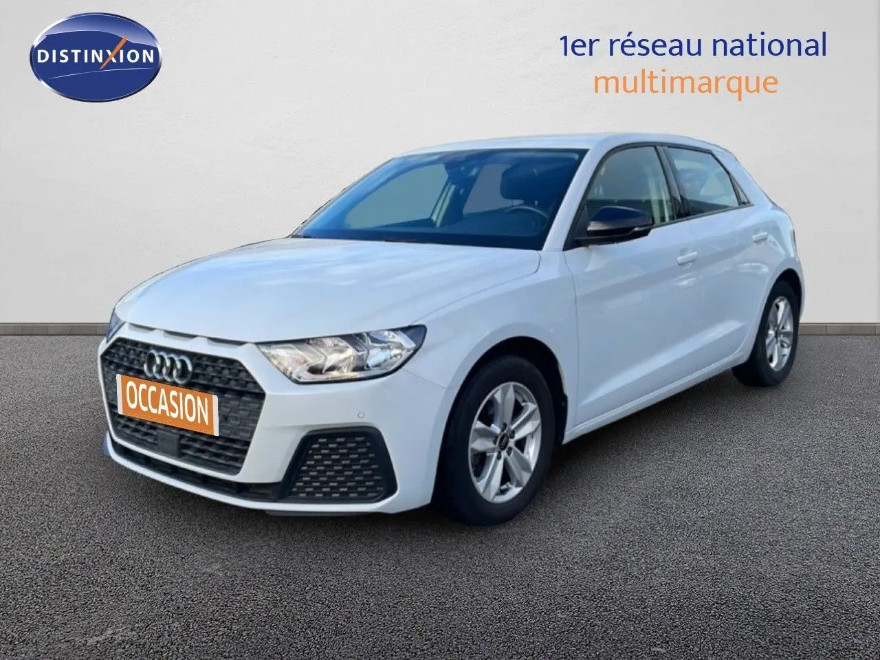 Audi A1 Sportback blanc glacier vue 3/4 avant droit avec calandre hexagonale et jantes alliage cinq branches.