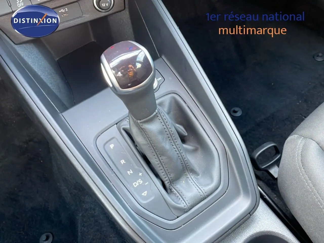 Le levier de vitesse automatique de l'Audi A1 Sportback 2023 en cuir noir, vue rapprochée de la console centrale.