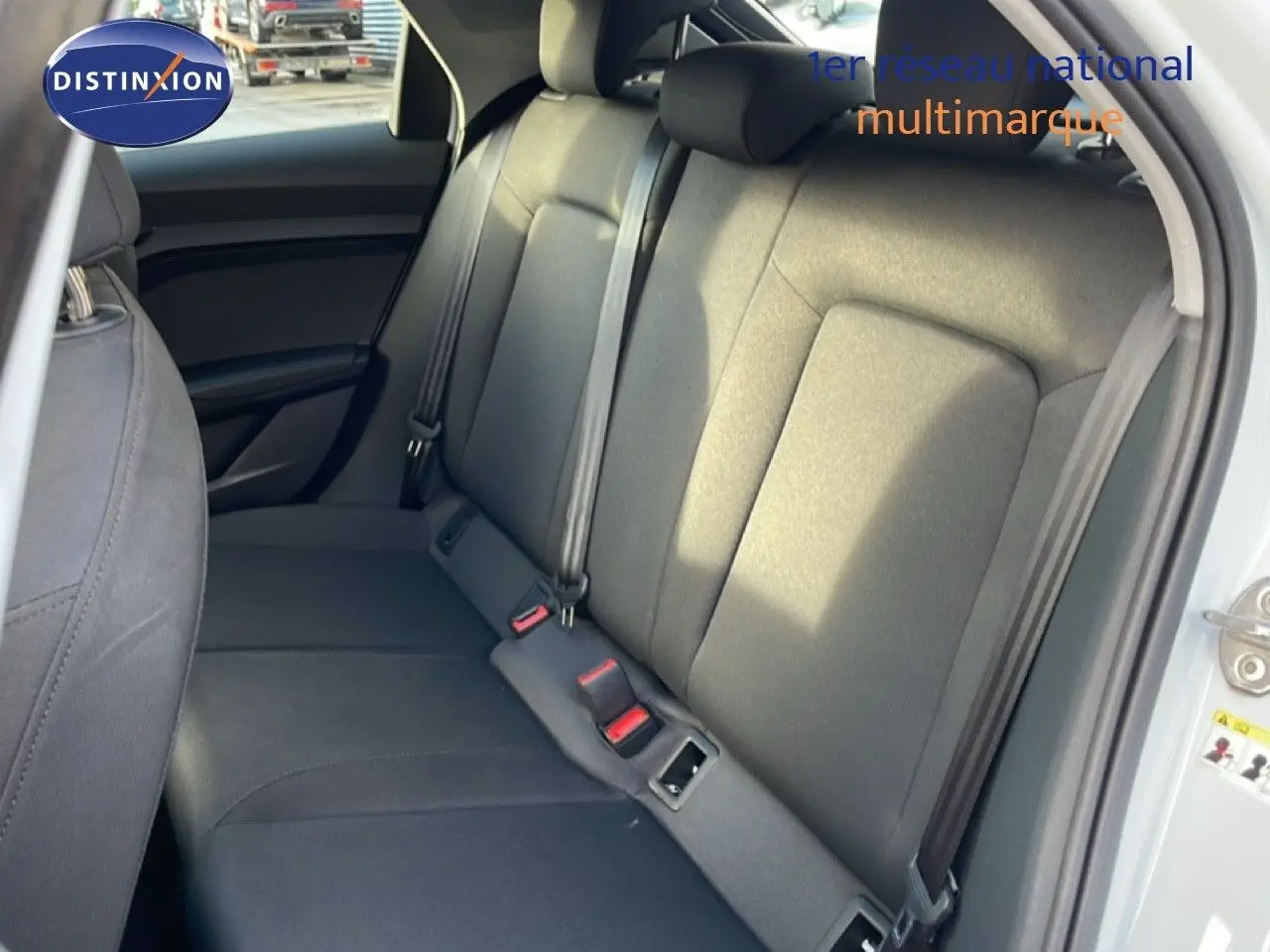 Vue intérieure côté droit des sièges arrière en tissu gris d'une Audi A1 Sportback blanc glacier 2023.