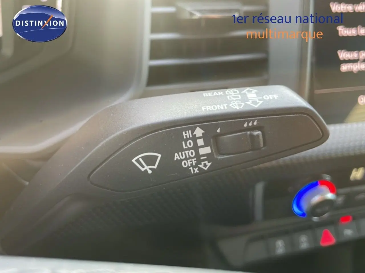 Gros plan sur la commande des essuie-glaces dans l'habitacle d'une Audi A1 Sportback blanc glacier 2023.