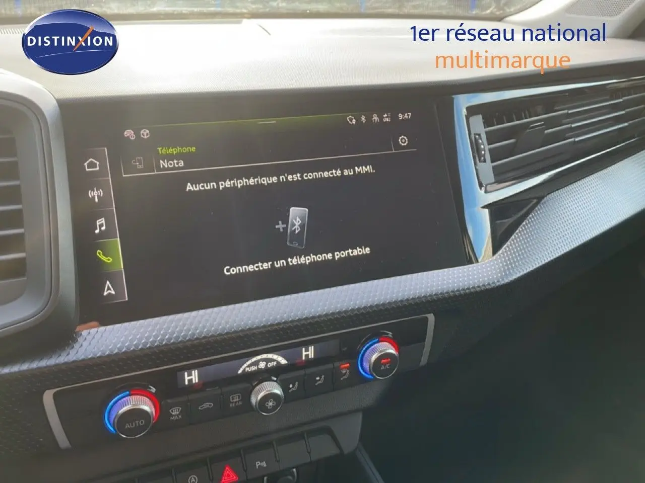 Vue intérieure du tableau de bord de l'Audi A1 Sportback 2023 avec écran tactile et commandes de climatisation.