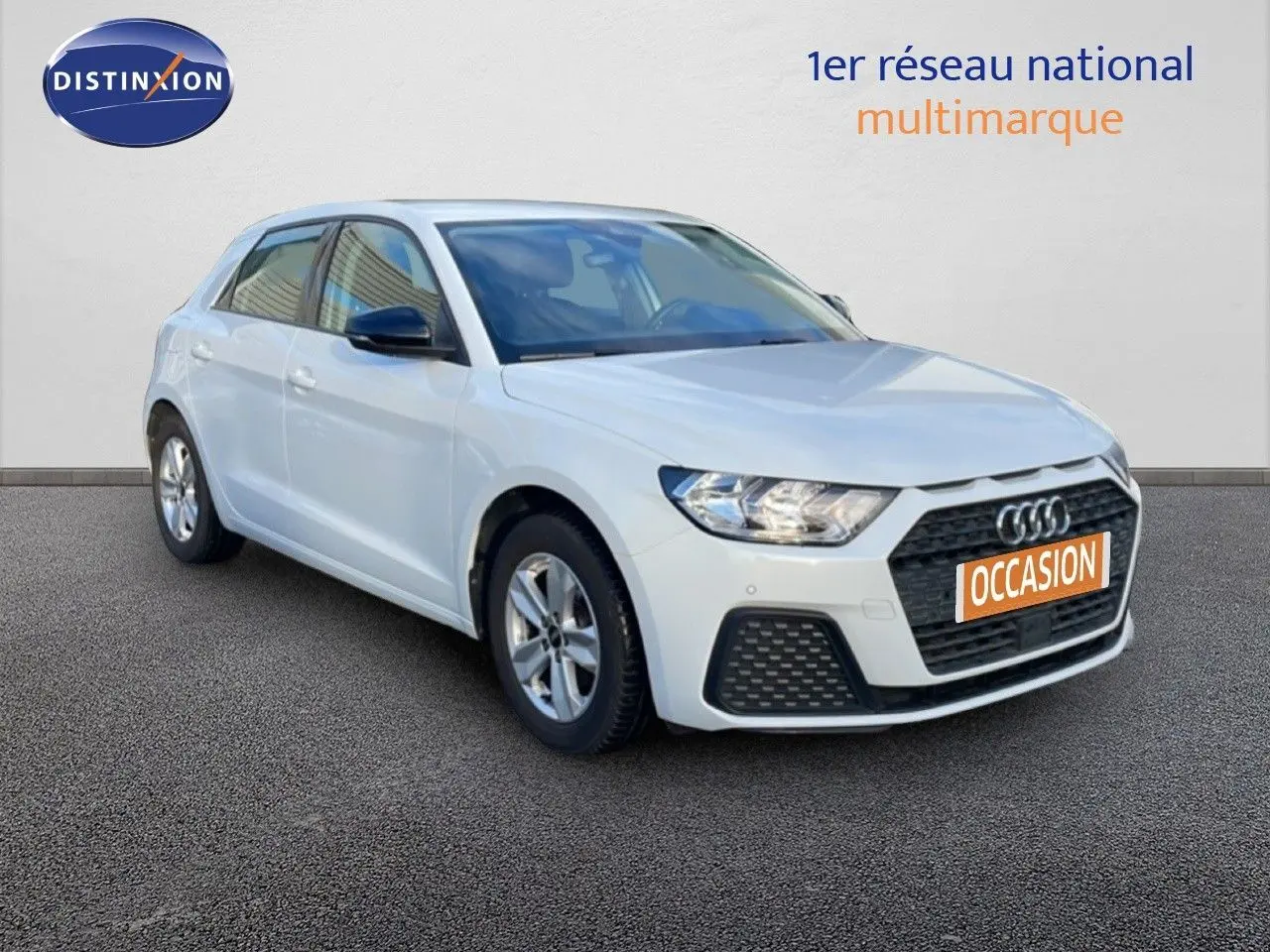 Audi A1 Sportback blanc glacier métal vue 3/4 avant droit avec calandre noire et jantes argentées.