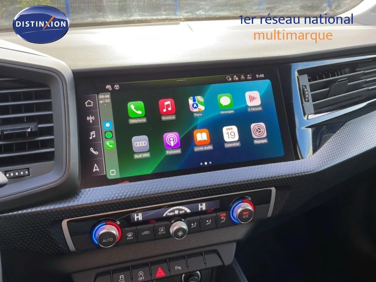 Vue rapprochée de la console centrale de l'Audi A1 Sportback 2023 avec écran tactile et commandes de climatisation.