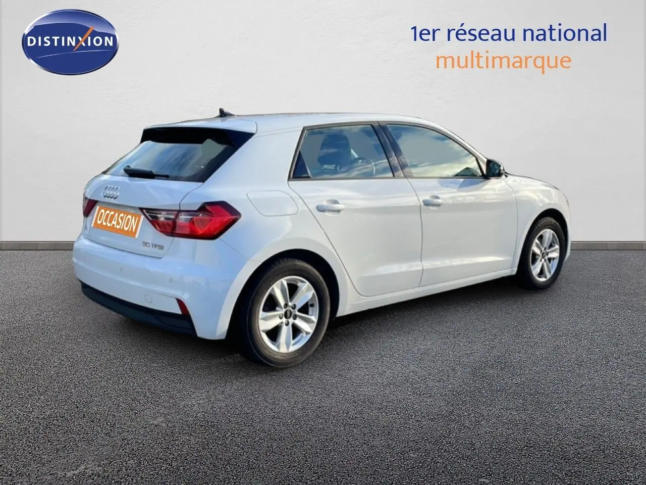 Audi A1 Sportback blanc glacier vue 3/4 arrière côté droit sur fond neutre, avec jantes alliage 15 pouces.