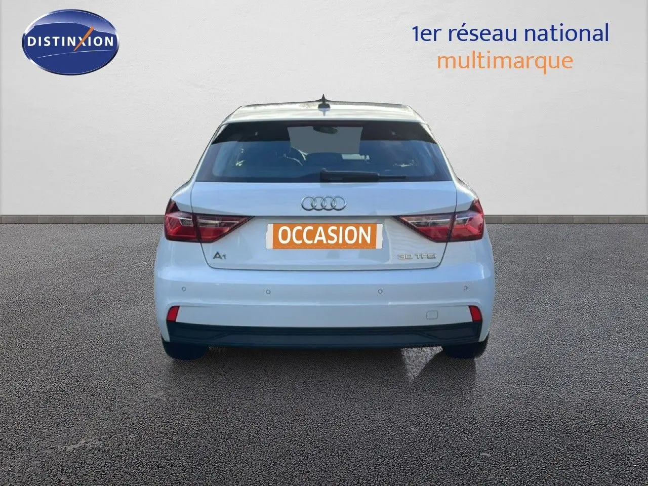 Vue arrière d'une Audi A1 Sportback blanche glacier métal de 2023 avec feux rouges et plaque "OCCASION" visible.