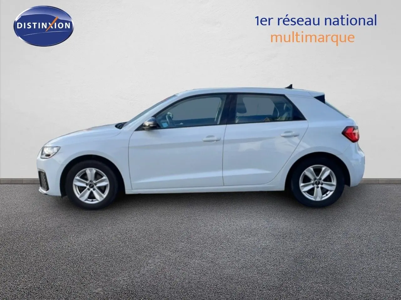 Profil côté gauche d'une Audi A1 Sportback blanche glacier métal 5 portes de 2023 sur fond neutre.