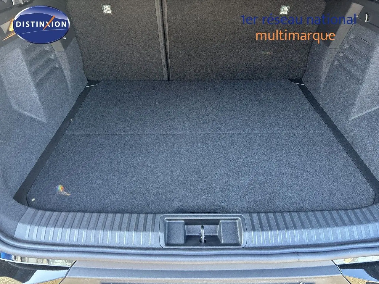 Coffre spacieux et propre du Renault Symbioz noir étoile métal, vue arrière avec seuil de chargement visible.