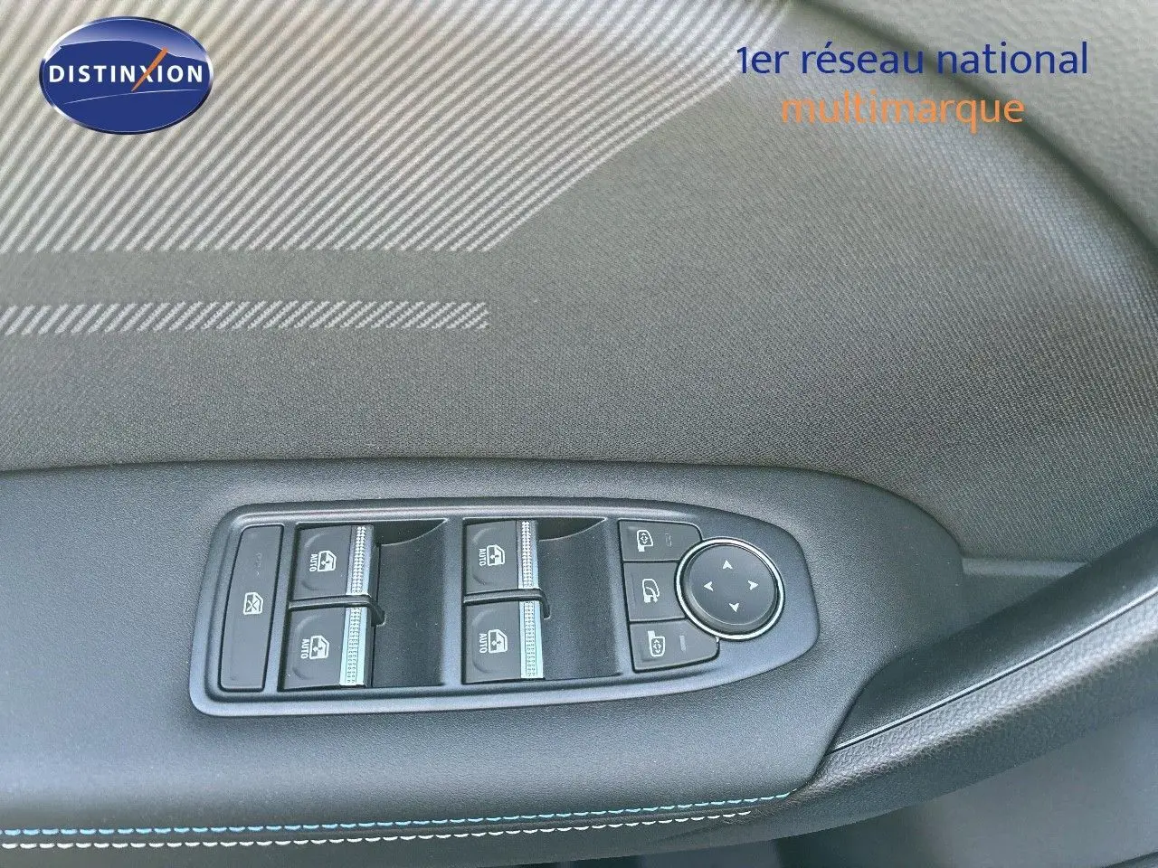 Commande des vitres électriques et réglage des rétroviseurs côté gauche en cuir noir sur Renault Symbioz 2025.