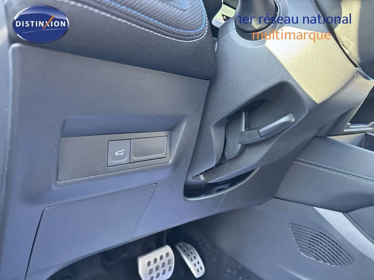 Détail côté gauche sous le volant montrant les commandes et pédales du Renault Symbioz noir étoile métal 2025 hybride.