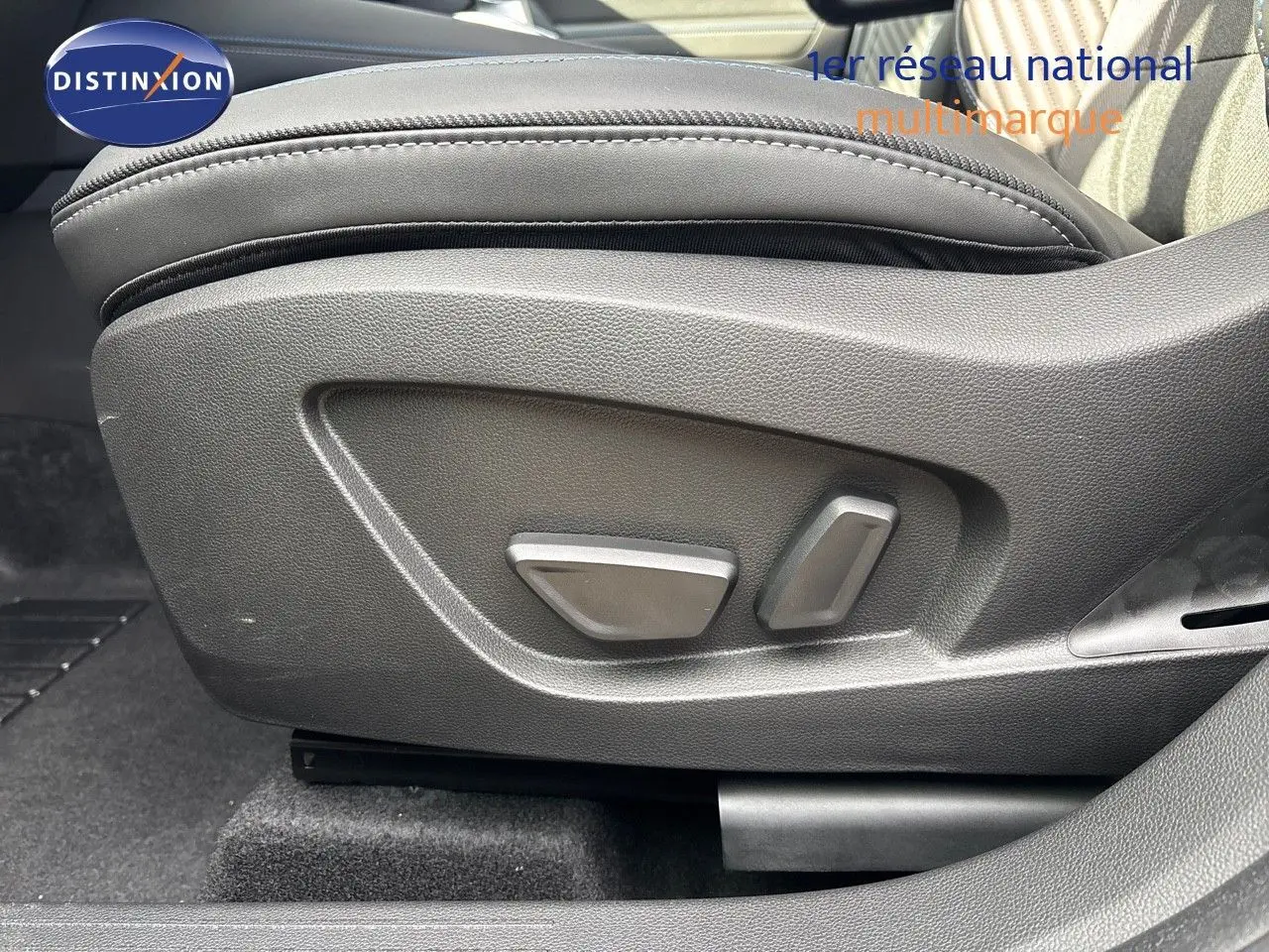 Gros plan sur les commandes de réglage électrique du siège avant en cuir noir du Renault Symbioz 2025.