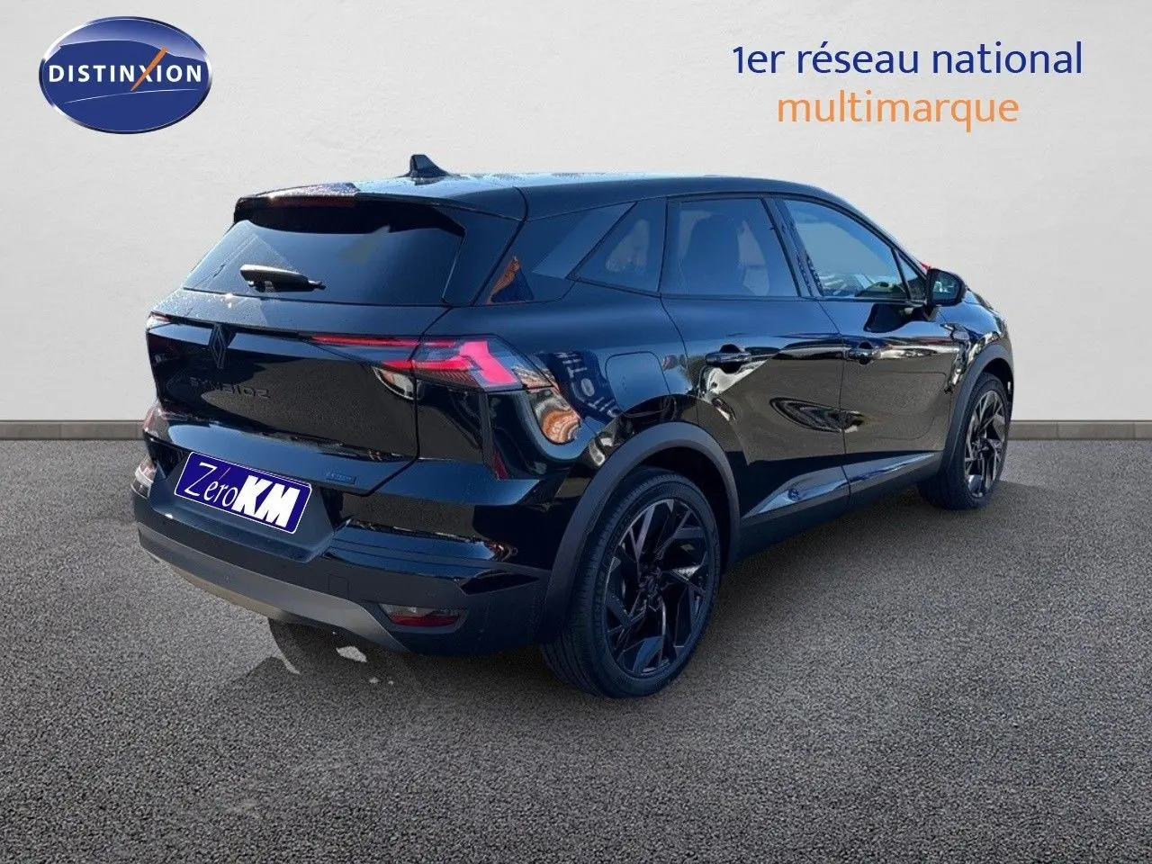 Vue 3/4 arrière droite d'un Renault SYMBIOZ noir étoile métal avec jantes noires et feux LED distinctifs.