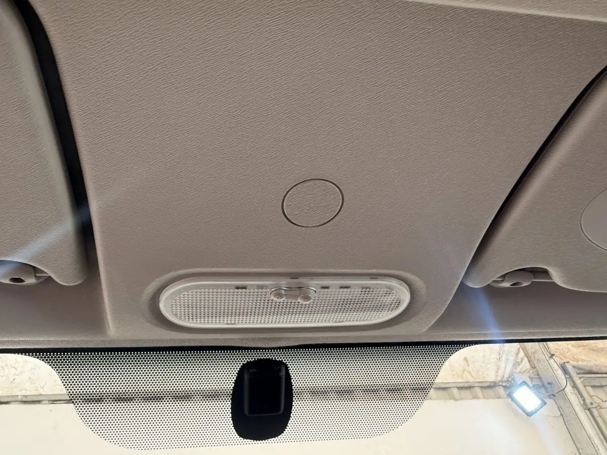Plafonnier intérieur avant du Renault Kangoo Confort Energy dCi 75 E6, éclairage central et pare-brise partiel visible.
