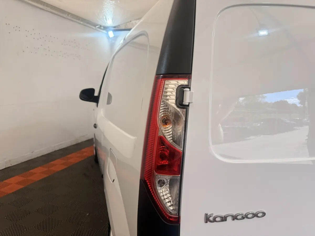Vue arrière côté droit du Renault Kangoo blanc 2016 avec feu arrière vertical et surface lisse de la carrosserie.