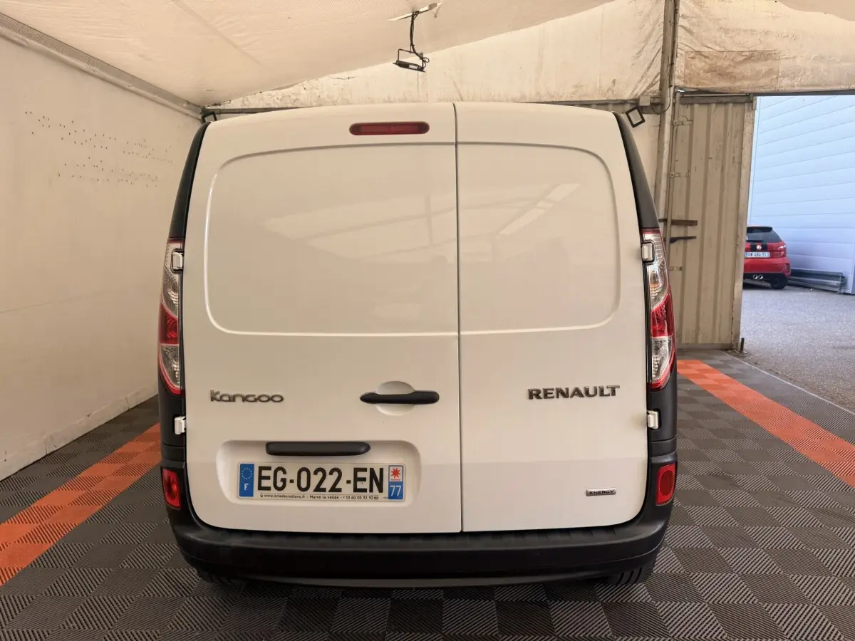 Vue arrière d'un Renault Kangoo blanc version Confort Energy dCi 75, portes battantes fermées en intérieur.
