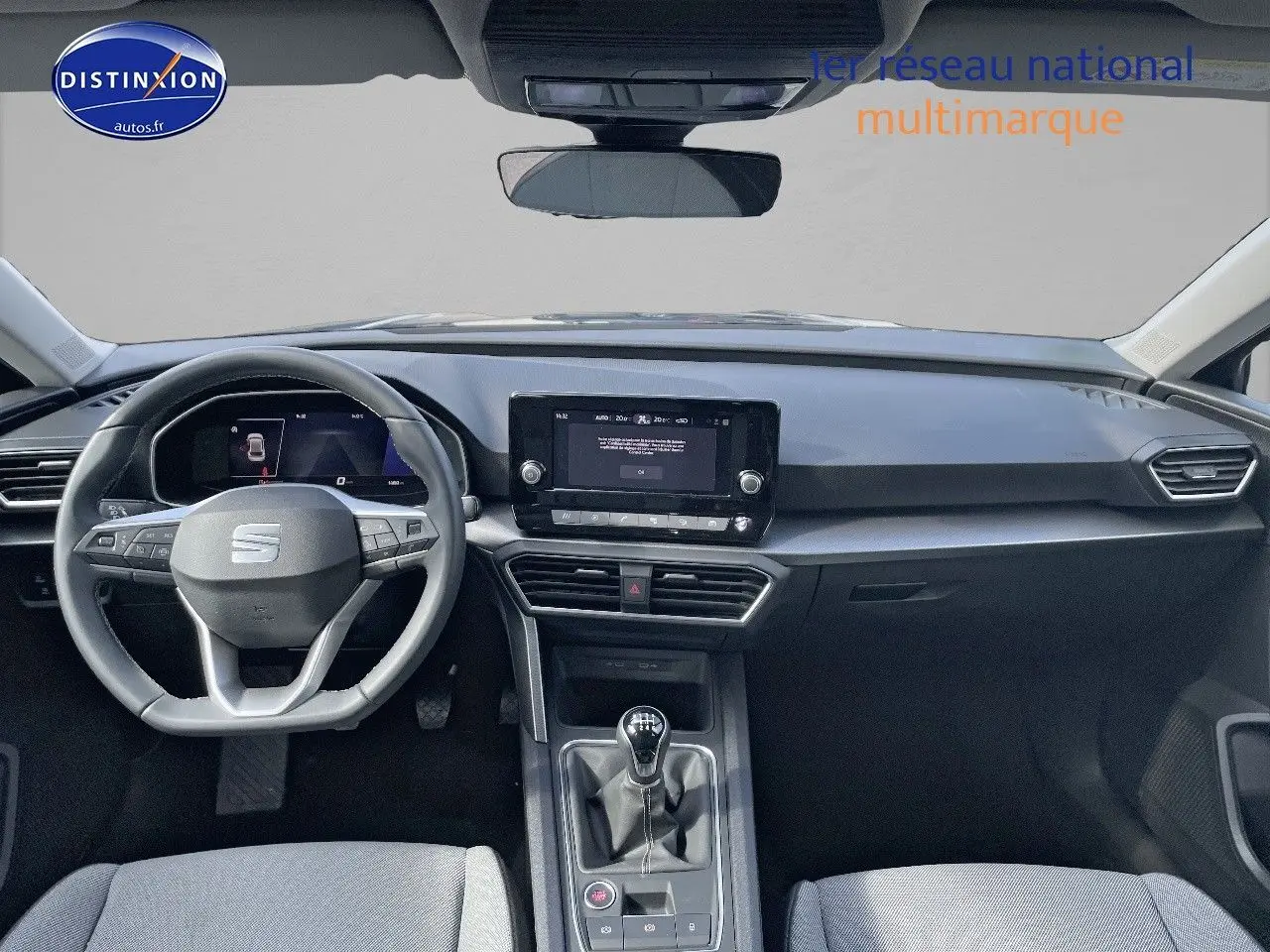 Intérieur de la SEAT Leon IV 2.0 TDI 115CH Style Pack 2024, vue frontale du tableau de bord et volant multifonction gris.