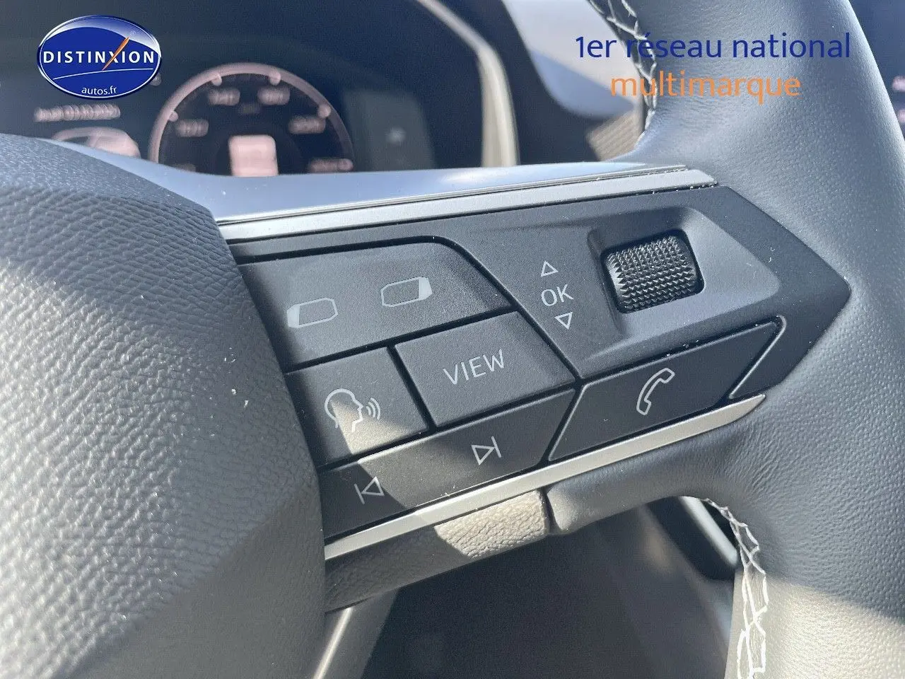 Gros plan sur les commandes multifonctions à droite du volant en cuir gris du SEAT Leon IV gris magnétique 2024.