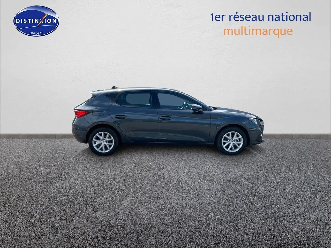 Profil côté gauche d'une SEAT LEON IV gris magnétique métal 2024, compacte et élégante avec jantes alliage argentées.