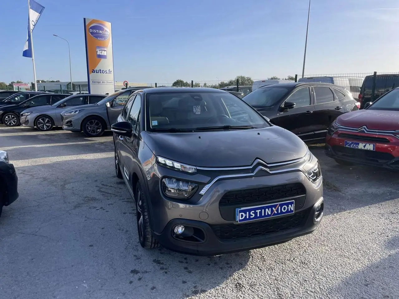 Citroën C3 1.2 Shine gris foncé vue 3/4 avant avec toit bi-ton noir sur parking extérieur.
