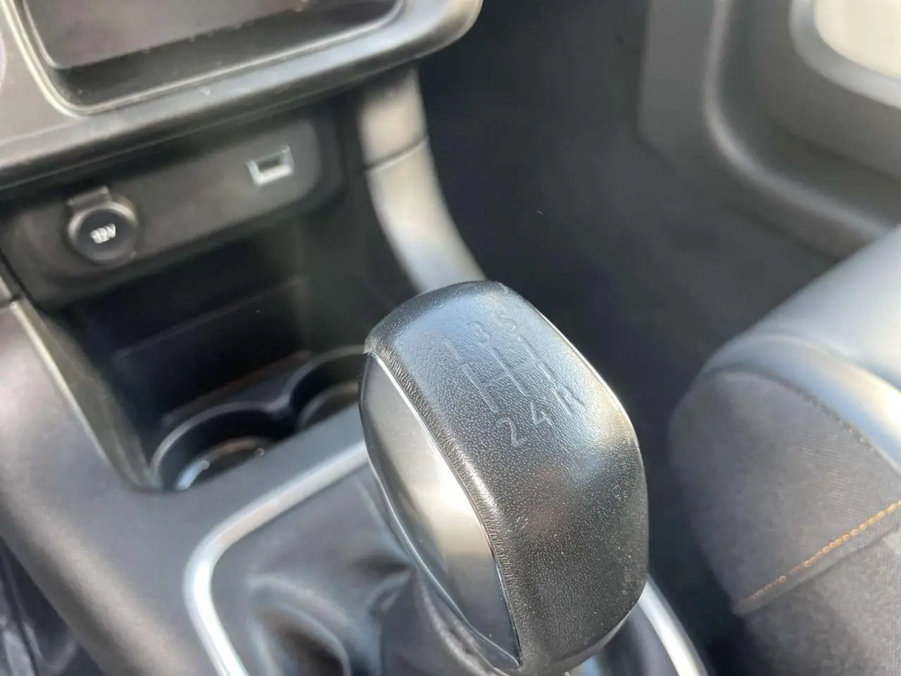 Le levier de vitesses manuel noir de la Citroën C3 1.2 Shine 2021, vue rapprochée de l'intérieur.