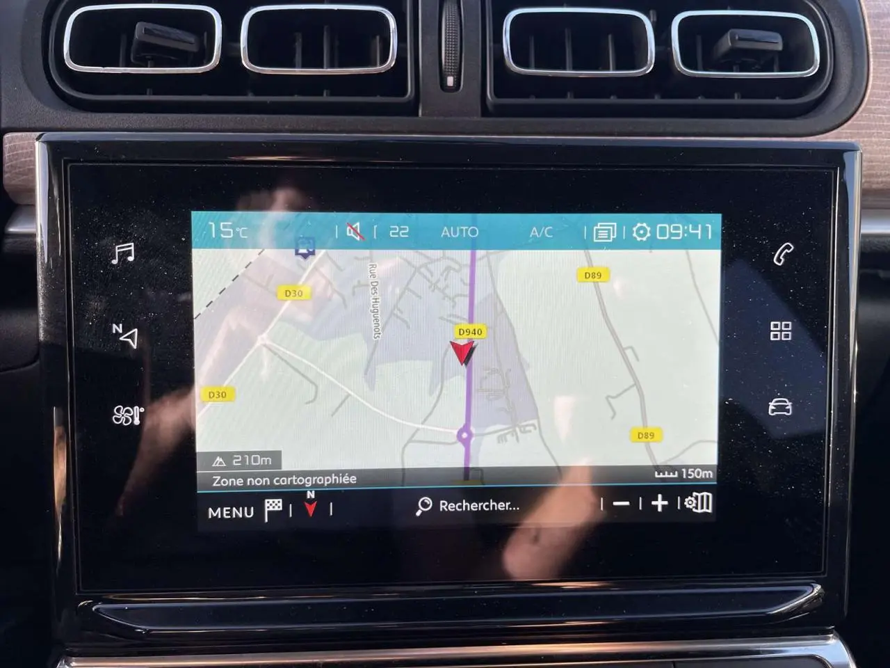 Écran tactile central de la Citroën C3 2021 affichant la navigation avec carte et commandes autour.