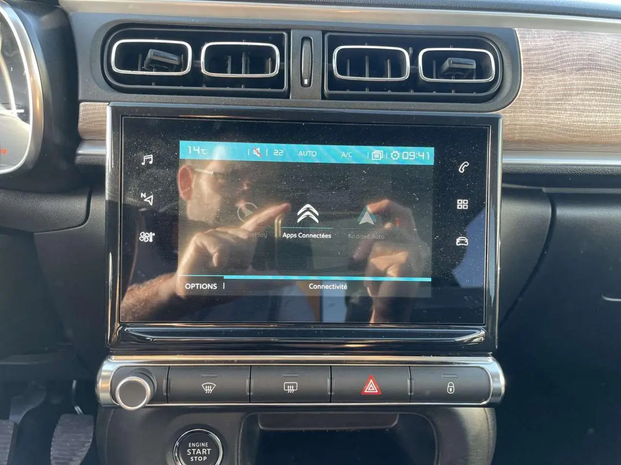 Vue rapprochée de la tablette tactile 7 pouces du tableau de bord de la Citroën C3 1.2 Shine 2021, avec finition bois et commandes visibles.