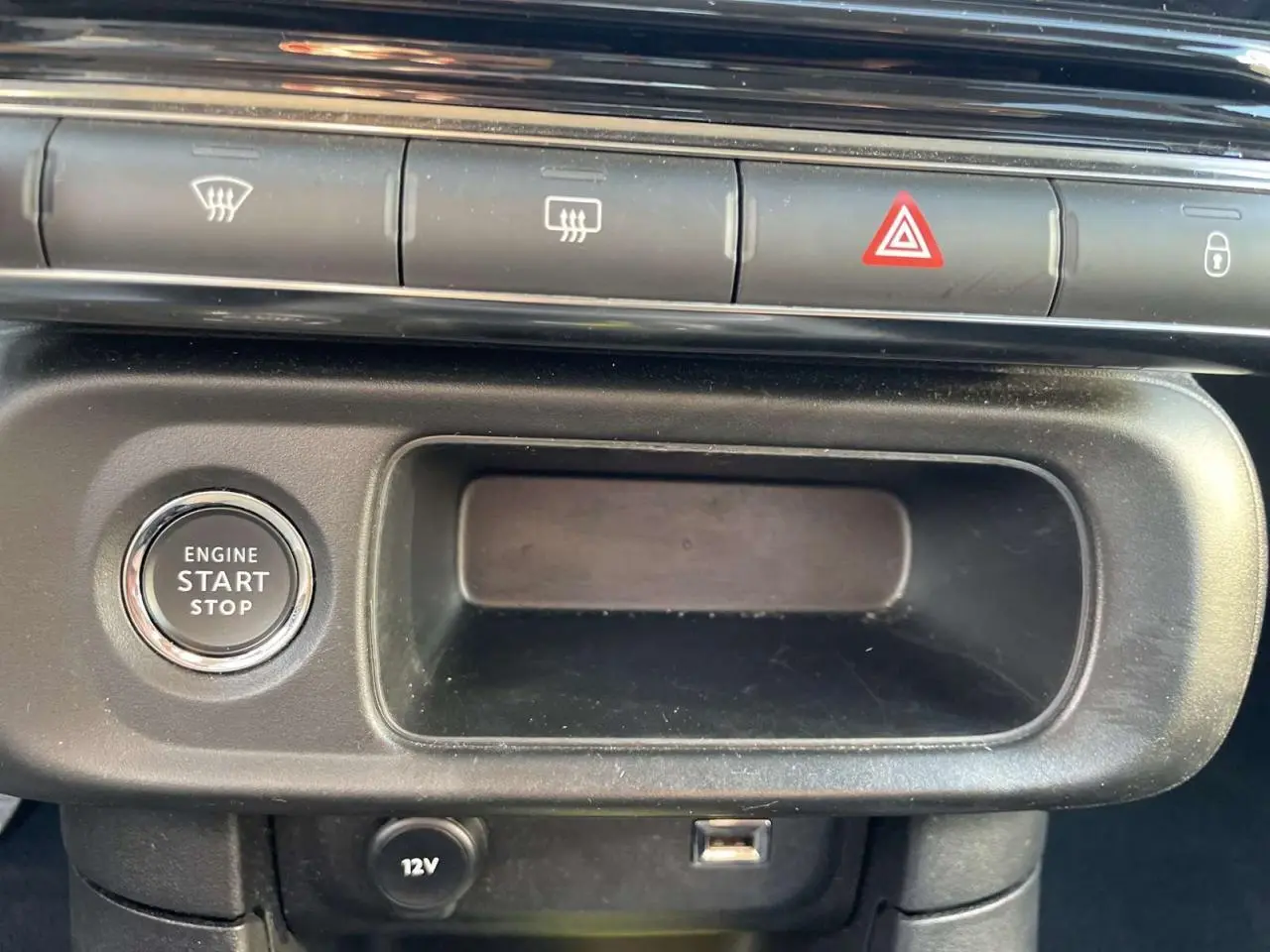 Bouton démarrage moteur et rangements centraux du tableau de bord d'une Citroën C3 1.2 Shine 2021.