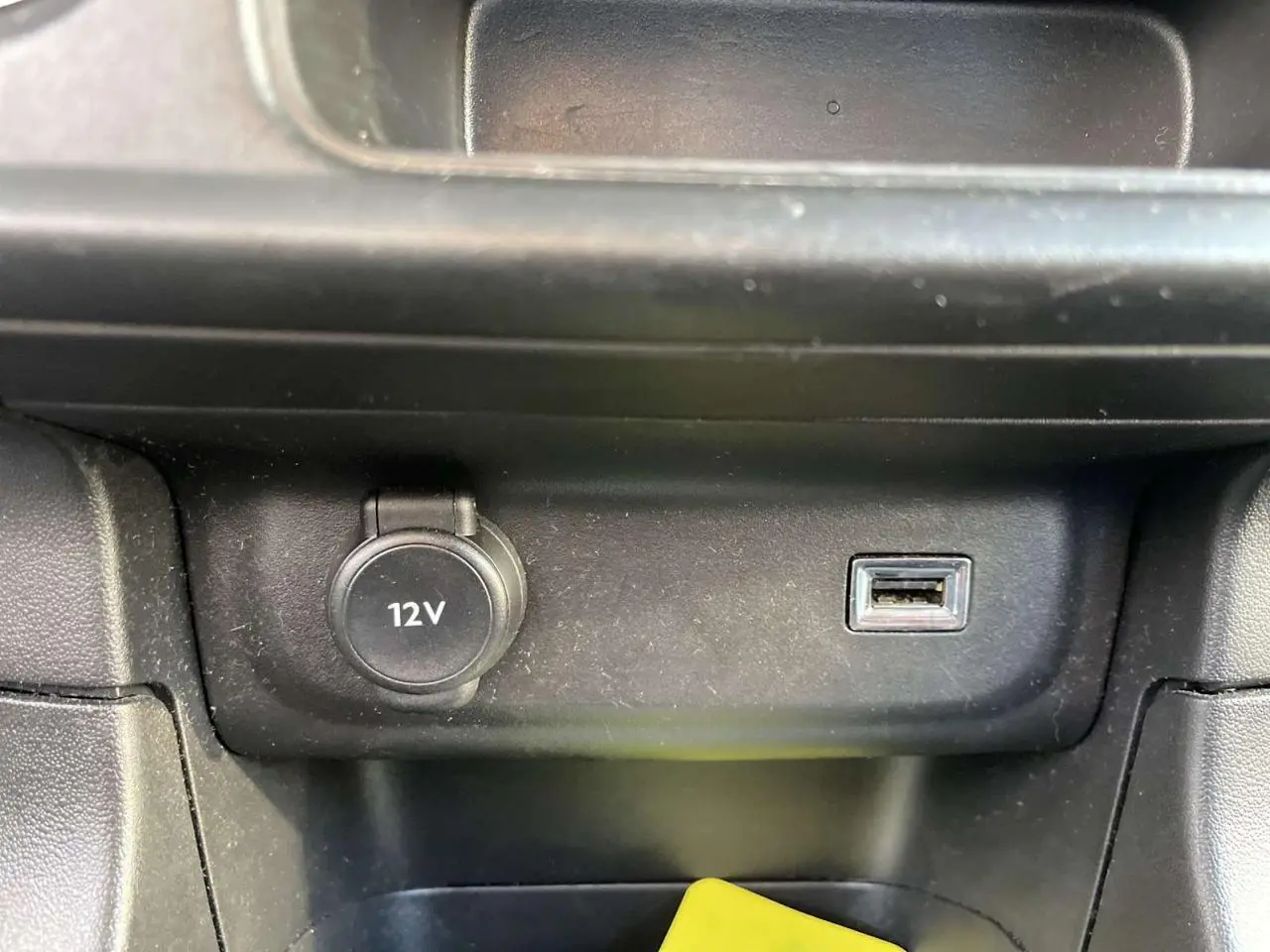 Prise 12V et port USB en gros plan dans l'habitacle de la Citroën C3 1.2 Shine gris foncé 2021.