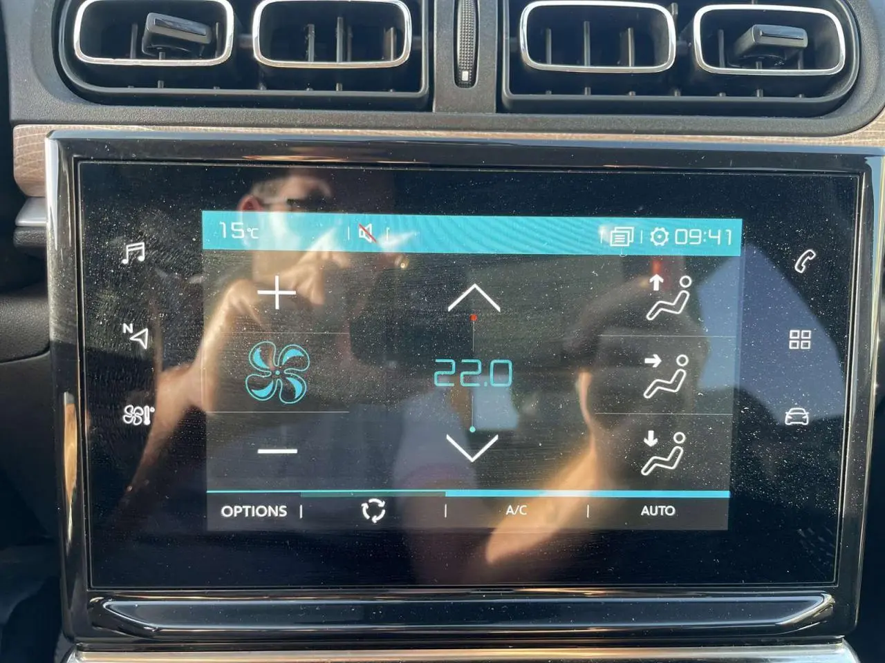 Écran tactile central de la Citroën C3 2021 montrant la climatisation automatique à 22°C, avec aérateurs supérieurs.