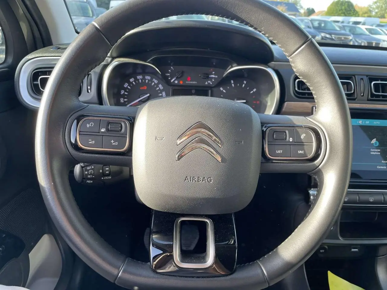 Vue rapprochée du volant noir de la Citroën C3 2021 avec commandes intégrées et tableau de bord visible.