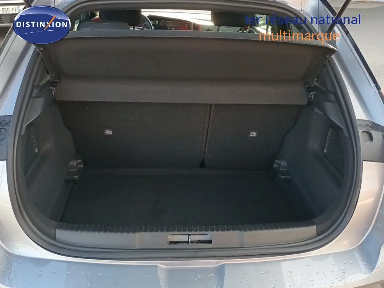 Coffre ouvert d'un Opel Mokka GS Line gris quartz 2022, vue arrière montrant l'espace de chargement vide.