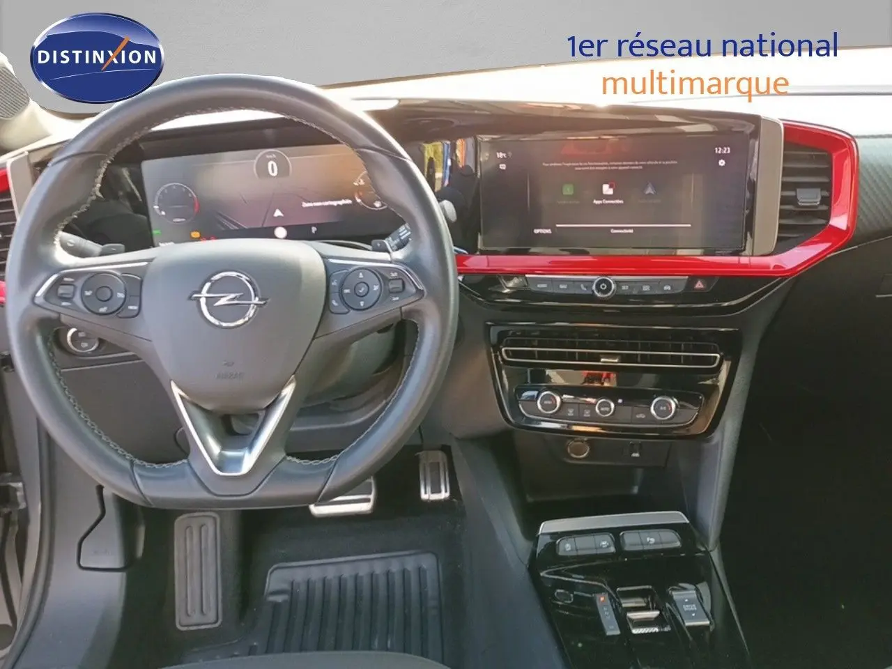 Tableau de bord et volant de l'Opel Mokka GS Line 2022 avec écran tactile et bande décorative rouge brillante.