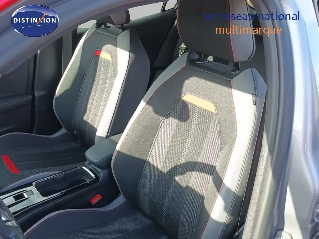 Vue intérieure sur les sièges avant en tissu gris avec surpiqûres rouges de l'Opel Mokka GS Line 2022 gris quartz.