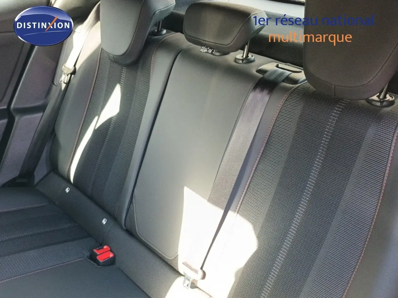 Banquette arrière en tissu gris avec surpiqûres rouges de l'Opel Mokka GS Line 2022 vue de côté droit