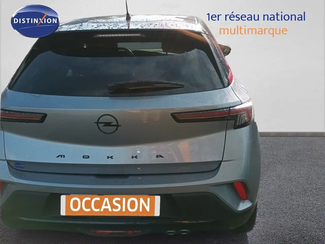 Vue arrière d'un Opel Mokka GS Line gris quartz 2022 avec feux LED étirés et double sortie d'échappement.