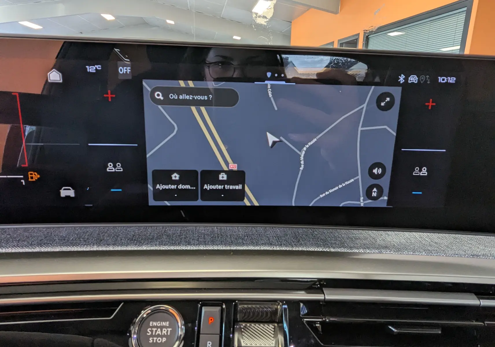 Vue rapprochée de l’écran tactile central du tableau de bord du Peugeot 3008 blanc, affichant la navigation GPS.