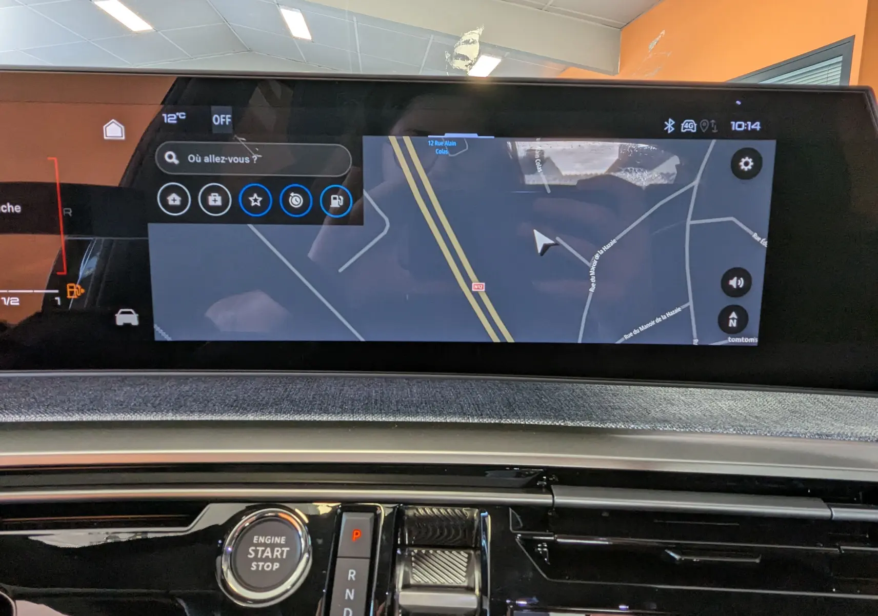 Vue rapprochée du tableau de bord noir du Peugeot 3008 1.2 Hybrid avec écran tactile affichant la navigation.