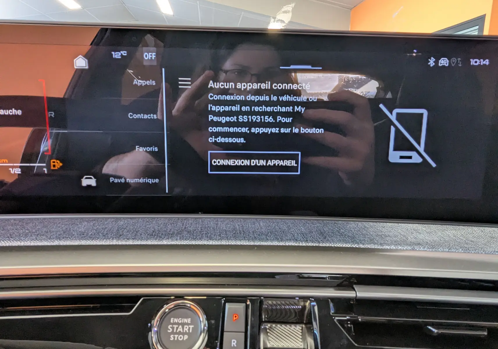 Vue rapprochée de l'écran tactile central et du bouton start/stop du Peugeot 3008 blanc Okenite, intérieur moderne.