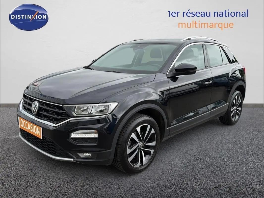 Volkswagen T-Roc noir vue 3/4 avant droit, jantes alliage 17 pouces et phares LED visibles.