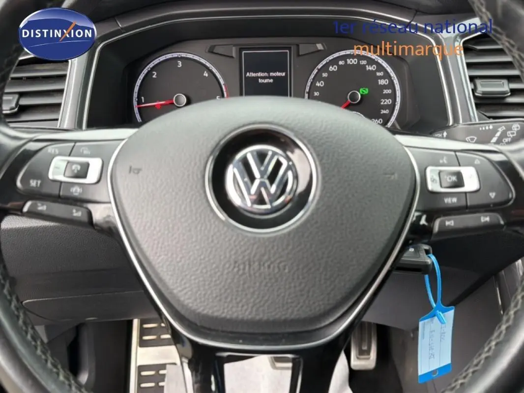 Vue rapprochée du volant multifonctions noir du Volkswagen T-Roc 2020 avec tableau de bord et affichage digital.